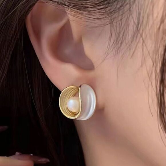 Elegant Gold Pearl Earrings A1129 - Picture 3 of 4